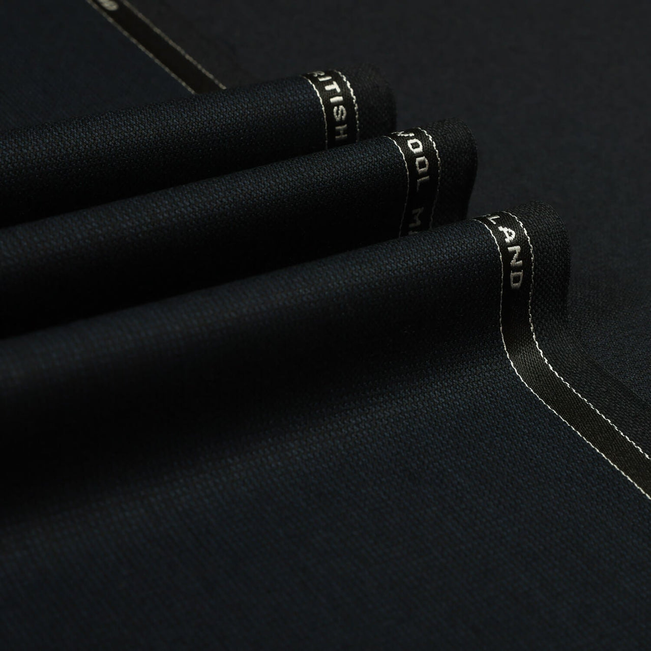 British Classic - Micro Nailhead 100% Wool